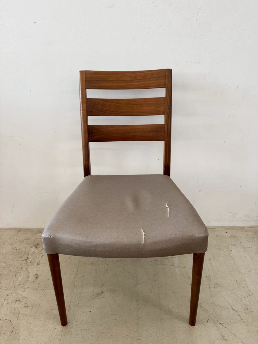 張替え前のカリモクの椅子