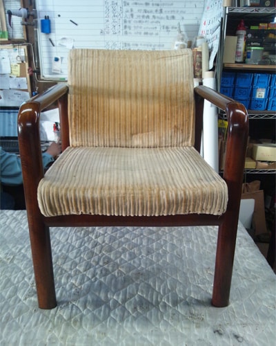 色あせてしまった肘掛椅子