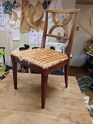 破れがひどく、中身が見えている