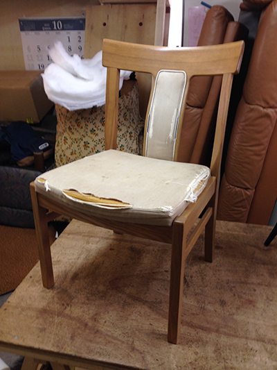 マチ付きの張り込みや背裏のパイピングなどが施された椅子