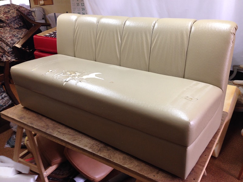 張り替え前の業務用ソファ