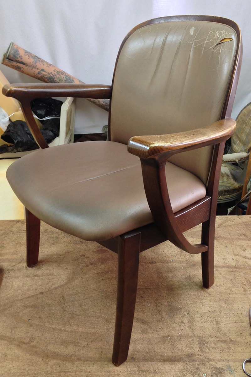 乾燥して破れてきたダイニングチェア