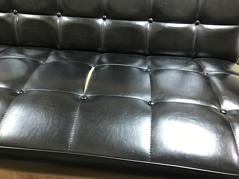 座面に破れあり