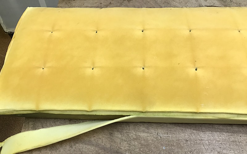 クッション材も剥がす