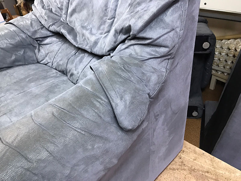 着色ボロボロになったルーズタイプソファ