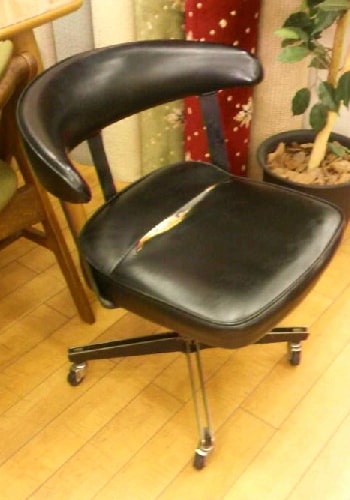 張替え前の事務椅子