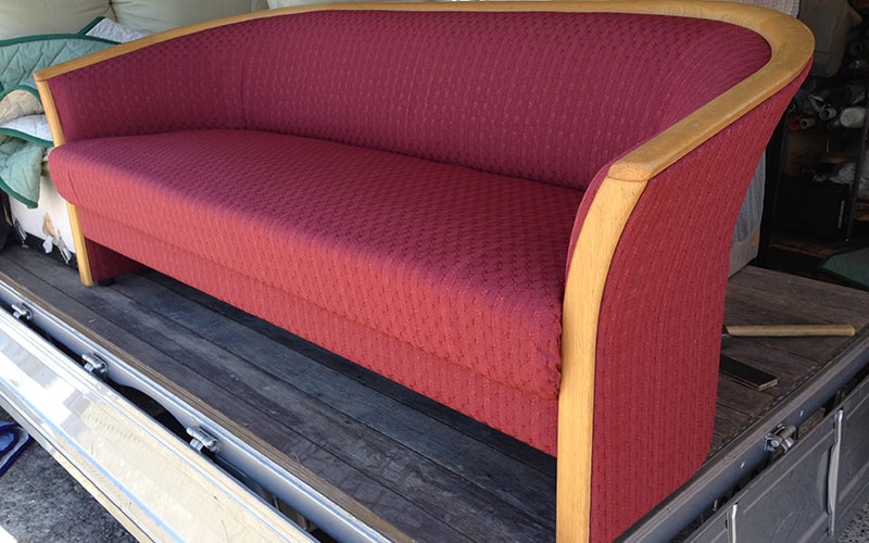 座面が破れて中身が見えてしまったソファの張替え